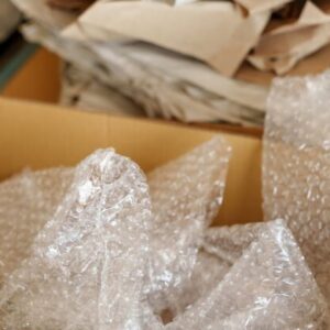 Koniec bublinkových fólií či polystyrénových výplní. E-shopy budú musieť baliť tovar po novom