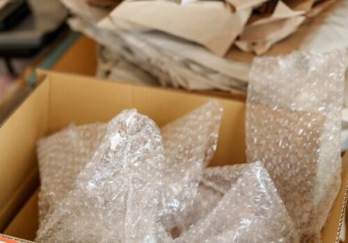 Koniec bublinkových fólií či polystyrénových výplní. E-shopy budú musieť baliť tovar po novom
