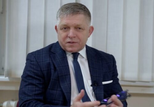 Zelenský nás podľa Fica permanentne poškodzuje, Slovensko sa nenechá donútiť zmeniť mierový postoj na vojnový – VIDEO