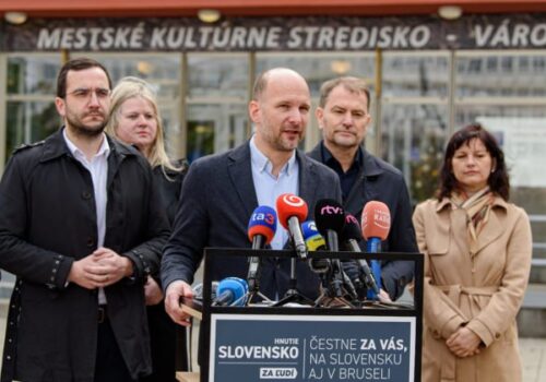 Grendel žiada od Blanára transparentnosť, verejnosť má podľa neho vedieť o preletoch amerických lietadiel