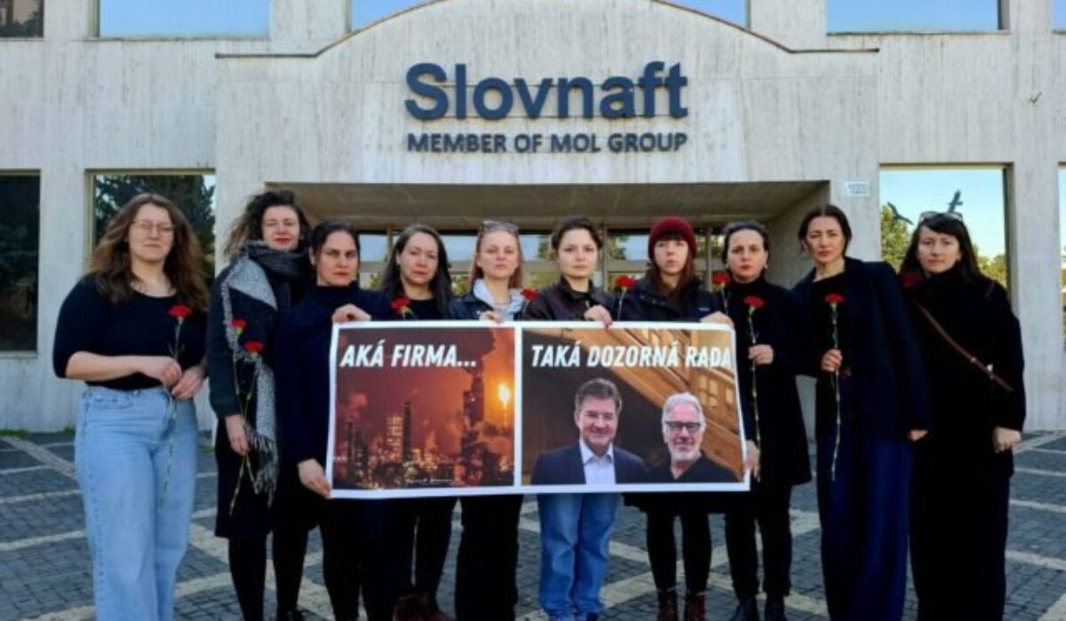 Znepokojené matky protestovali pred Slovnaftom, kritizujú členstvo Miroslava Lajčáka v dozornej rade – FOTO