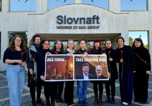 Znepokojené matky protestovali pred Slovnaftom, kritizujú členstvo Miroslava Lajčáka v dozornej rade – FOTO