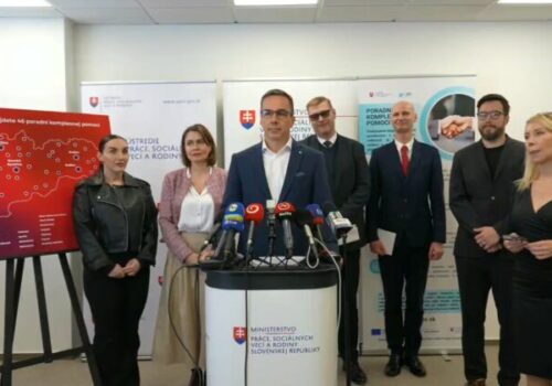 Program ministra Tomáša pre osamelých rodičov predbehol očakávania, prihlásilo sa už takmer 4 000 záujemcov – VIDEO