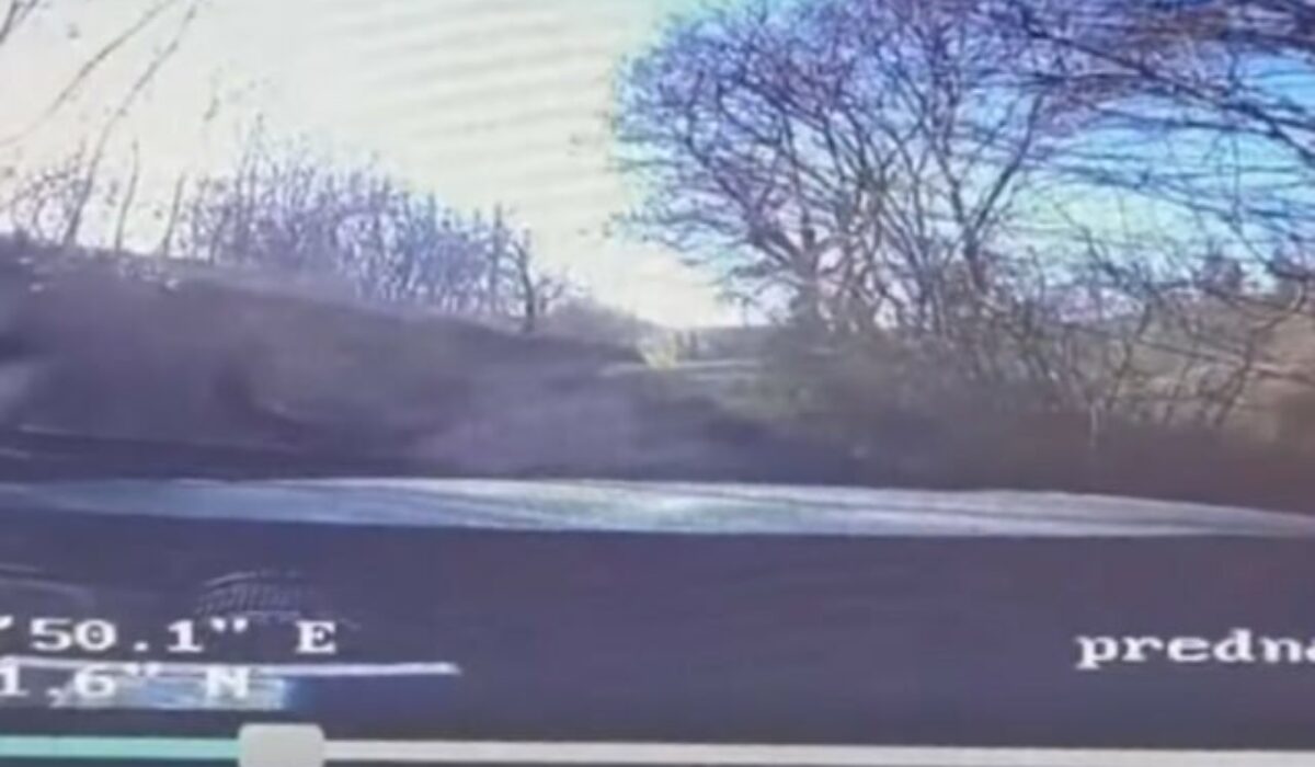 Nevodič unikal pred policajtami, autom skončil v rokline. Prevrátili sa aj privolaní hasiči – VIDEO