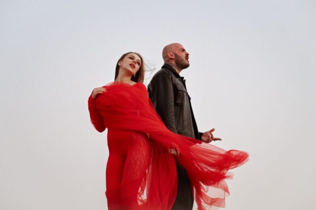 Majself a Nia opäť spojili sily. Novinka „Stále dúfam“ prináša silnú emóciu aj orientálny videoklip z pieskových dún – VIDEO, FOTO