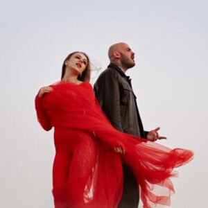 Majself a Nia opäť spojili sily. Novinka „Stále dúfam“ prináša silnú emóciu aj orientálny videoklip z pieskových dún – VIDEO, FOTO