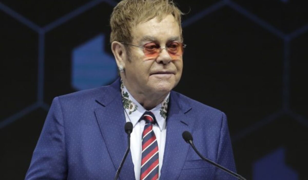 Britská vláda po kritike hudobníkov ustúpila od plánov v oblasti autorských práv a umelej inteligencie