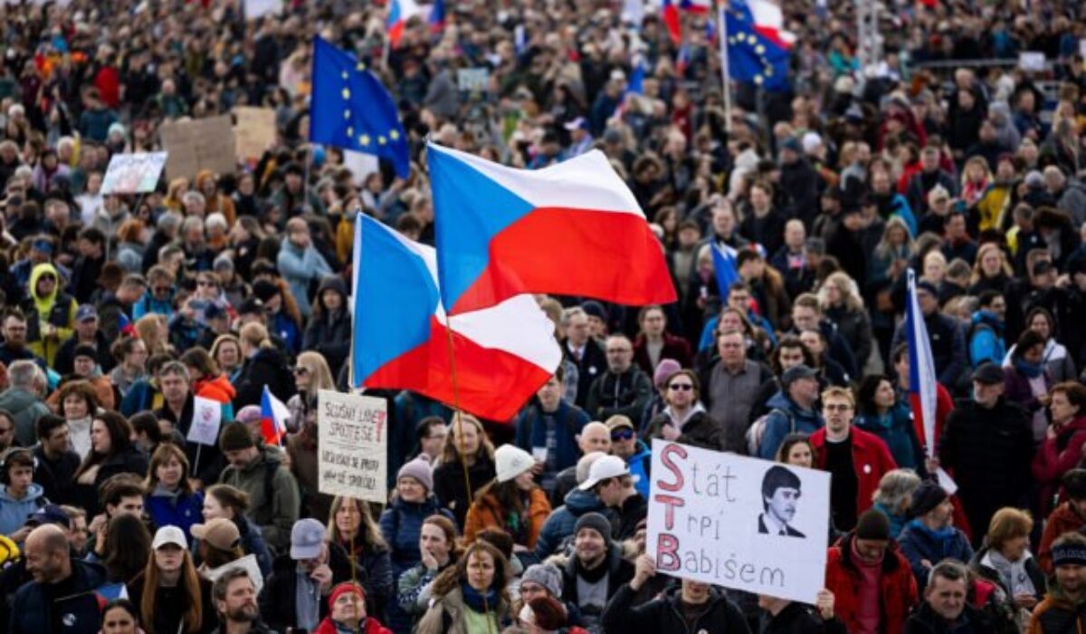 Masívny protest v Prahe proti Babišovej vláde, do ulíc vyšli desaťtisíce ľudí – FOTO