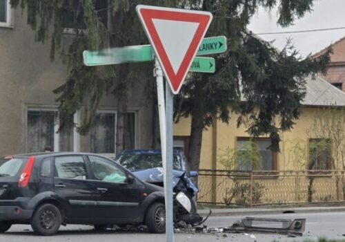 Muž šoféroval napriek zadržanému vodičáku, policajti ho musela naháňať – FOTO