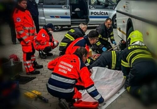 Tragédia na autobusovej stanici v Strážskom, po zrážke s autobusom človek zomrel – FOTO