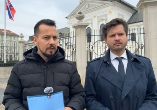 Demokrati odovzdali Pellegrinimu list s právnymi argumentmi pre vyhlásenie referenda, žiadajú ho aj o osobné prijatie – VIDEO