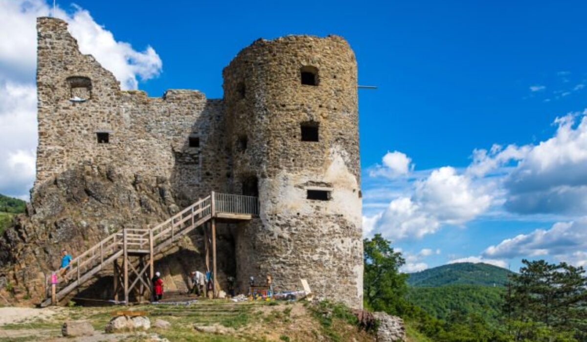 Obnova slovenských hradov pokračuje, v tomto roku sa jej dočká 34 pamiatok – VIDEO