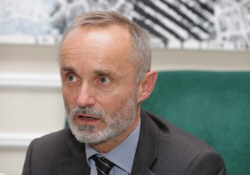 Platy politikov opäť rozvírili vášne: Blanár priznal tisíce, Valášek nevie, koľko zarába