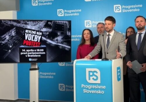 Progresívci zvolávajú protest proti zmenám volebných pravidiel, Fico sa chce podľa Šimečku zabetónovať pri moci – VIDEO
