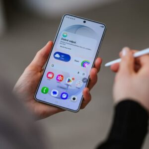 Viac než polovica Európanov priznáva, že na verejnosti občas sleduje displeje cudzích telefónov, takmer štvrtina to robí zo zvedavosti