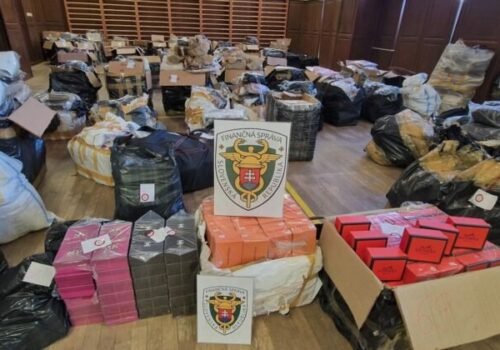 Počas nočnej kontroly na R4 zadržali colníci tisíce falzifikátov svetových značiek