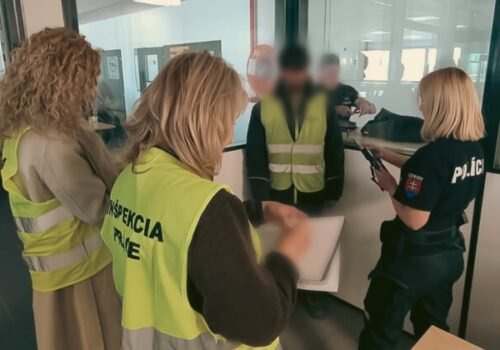 Polícia spolu s inšpektorátom práce odhalila v Trnave nelegálnu prácu cudzincov, vyhostila 13 ľudí