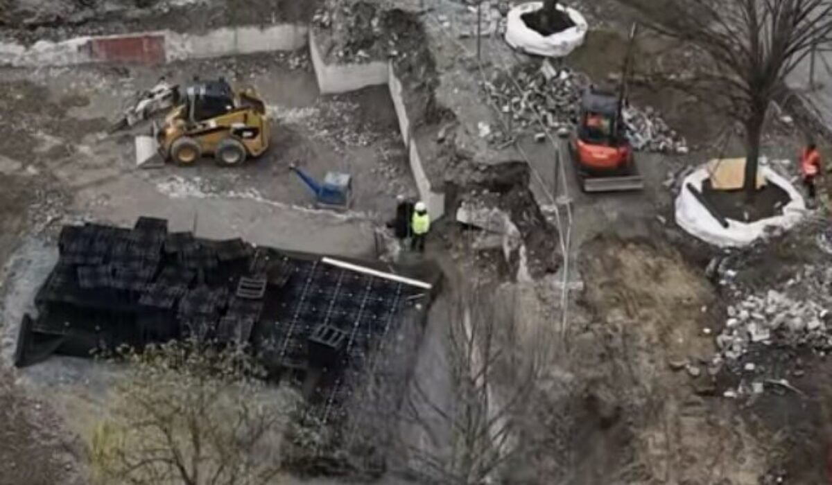 Živé námestie sa mení krok za krokom, práce prebiehajú na viacerých miestach naraz – VIDEO