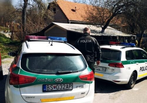 Výbuch v Banskej Štiavnici zranil muža, príčinu preverujú policajti aj experti – FOTO