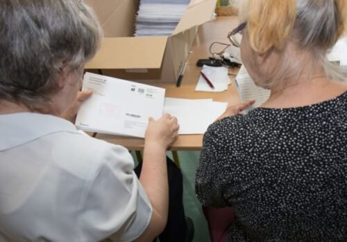 Krajanské spolky odmietajú zrušenie voľby poštou zo zahraničia. Apelujú na poslancov, aby návrh neschválili