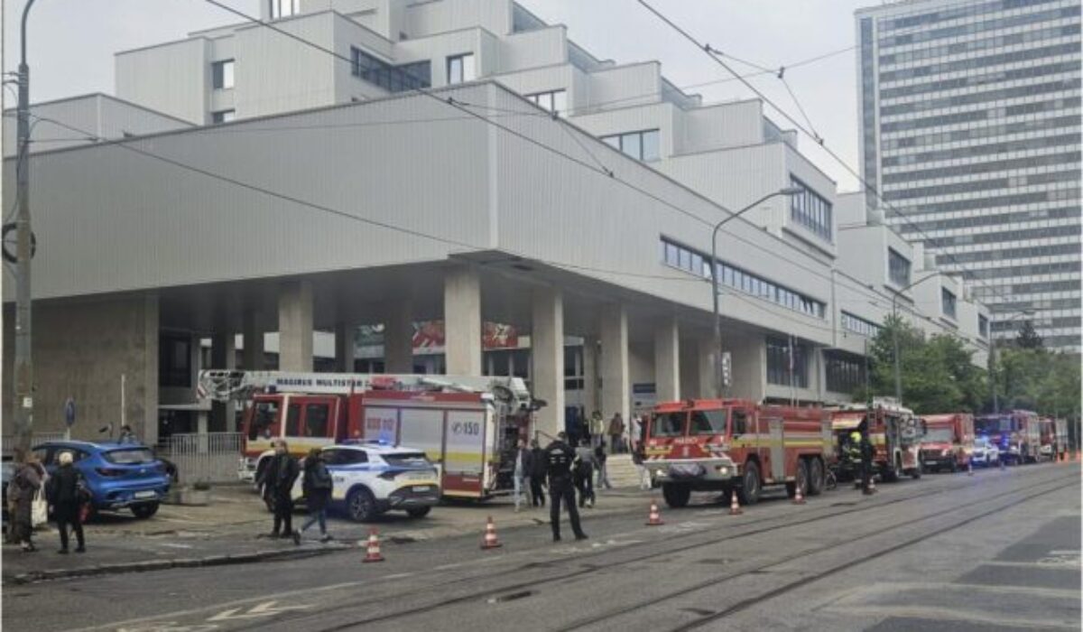 Hasiči zasahujú pri požiari v budove Slovenskej technickej univerzity – FOTO