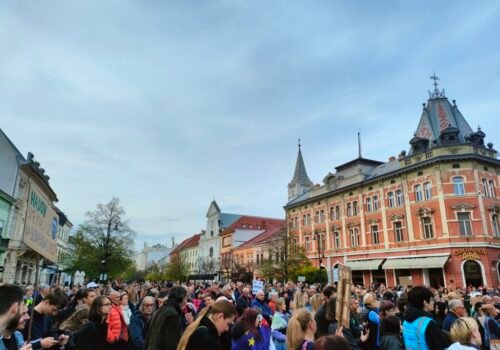 Košičania protestujú proti zmenám volebnej legislatívy, Demokrati vyzvali na inšpiráciu Budapešťou – FOTO