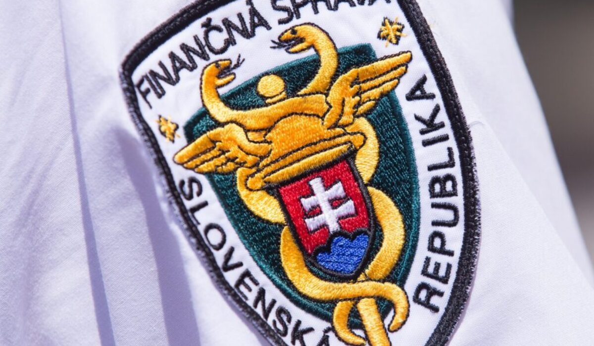 Kriminálny úrad finančnej správy pomohol odhaliť veľkú nelegálnu výrobňu cigariet v Rakúsku