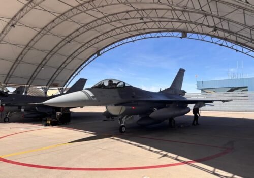 Slovenské vzdušné sily majú kompletnú flotilu. Posledná F-16 dorazila do Tucsonu, piloti ju už prevzali – FOTO