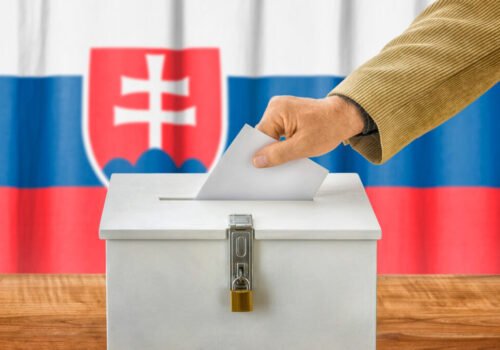 Politológ Lenč: Zrušenie voľby poštou zo zahraničia môže mať aj opačný efekt, než vláda očakáva