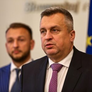 Zmena v odvodoch môže ovplyvniť tisíce ľudí, SNS navrhuje vyšší limit aj pomoc pre rodičov