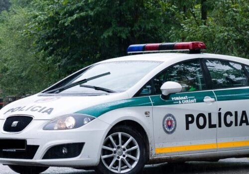 Polícia upozorňuje na dopravné obmedzenie v úseku horského priechodu Dargov, odstraňujú tam zhorený autobus