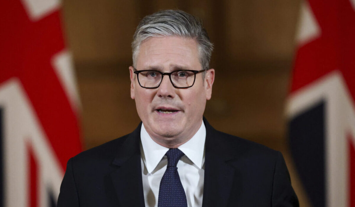 Britskí ministri vyjadrili podporu Starmerovi. Premiér čelí škandálom okolo dlhoročného spojenca Jeffreyho Epsteina