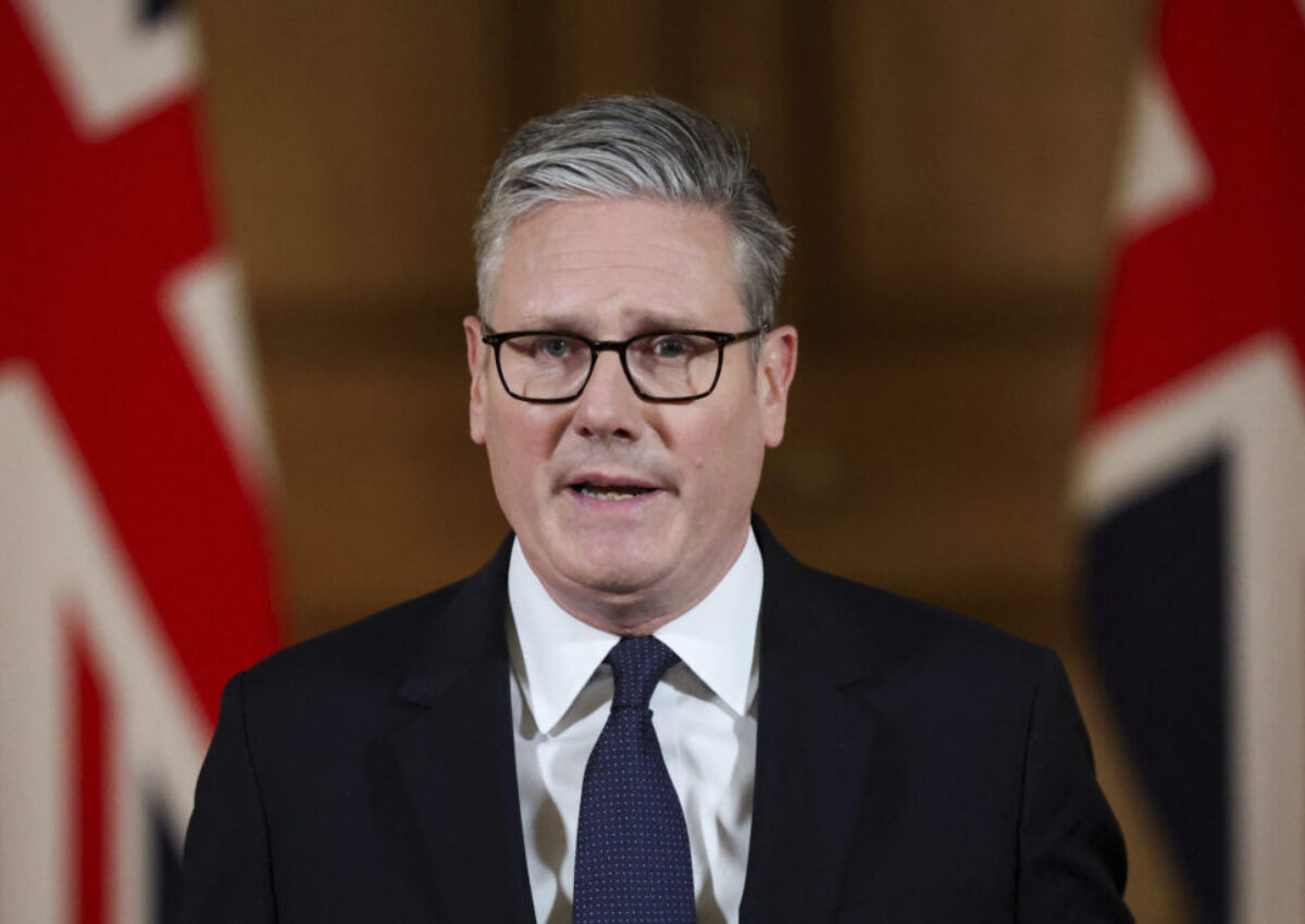 Britskí ministri vyjadrili podporu Starmerovi. Premiér čelí škandálom okolo dlhoročného spojenca Jeffreyho Epsteina