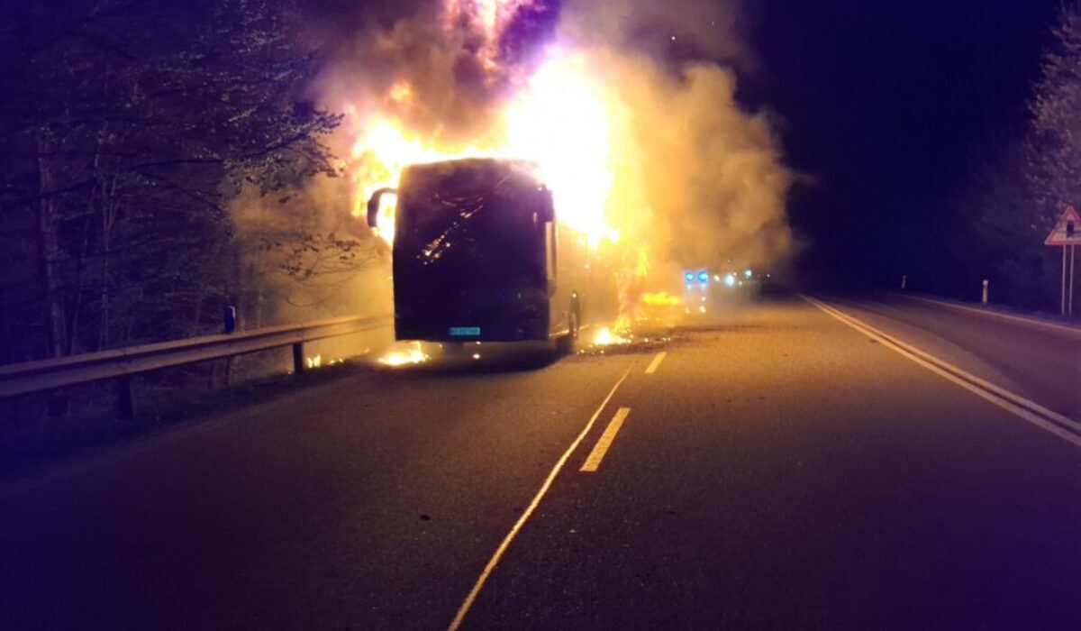 Na Dargovskom kopci horel autobus plný cestujúcich – FOTO
