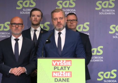 Liberáli podávajú podnet na odvolanie Šutaja Eštoka, opozícia spochybňuje jeho vedenie ministerstva – VIDEO