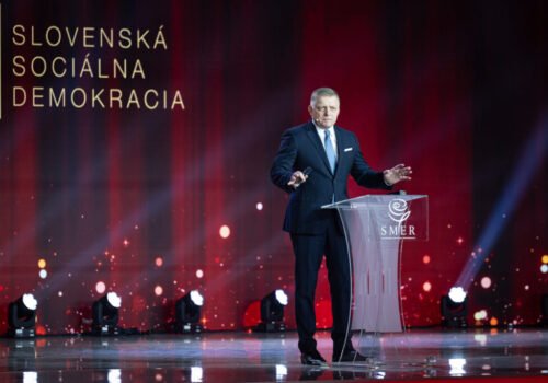 Smer kritizoval opozíciu za zneužívanie tragédií, aj pobaltské krajiny za zákaz preletu vládneho špeciálu do Moskvy