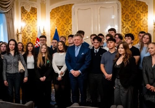 Fico na diskusii so študentmi zdôraznil, že skutočná sila sa začína doma, nie v Bruseli – VIDEO, FOTO
