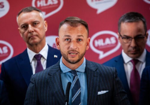 Hlas-SD v prieskume výraznejšie poklesol, predbehlo ho trio opozičných subjektov