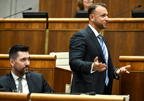 Odvolávanie Šutaja Eštoka sa v parlamente nezačalo ani v piatok, schôdzu sa nepodarilo otvoriť – VIDEO
