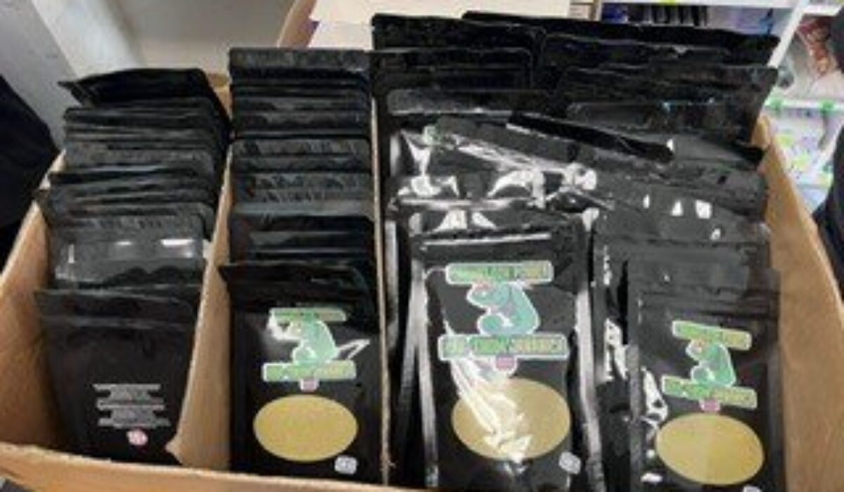 Finančná správa zadržala v Trenčíne rekordné množstvo zakázaného kratomu, prípad si namieste prevzala polícia – FOTO