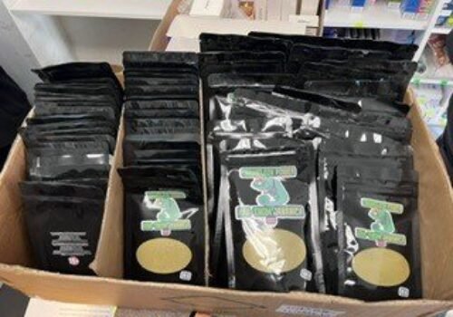 Finančná správa zadržala v Trenčíne rekordné množstvo zakázaného kratomu, prípad si namieste prevzala polícia – FOTO