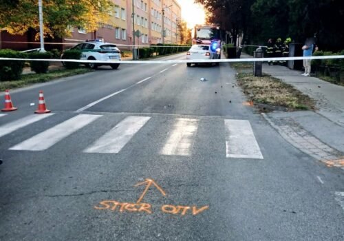 Auto zrazilo chodkyňu na priechode v Lučenci. Utrpela ťažké zranenia, do nemocnice ju musel transportovať vrtuľník – FOTO