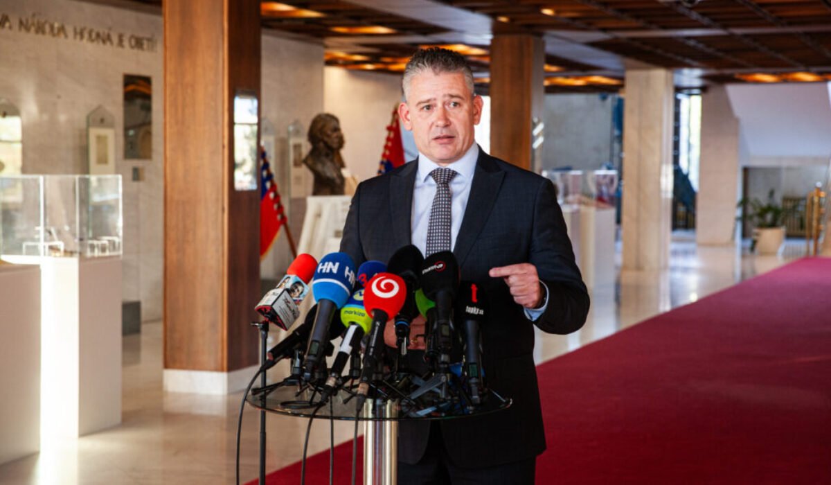 Opozičný poslanec Mikulec sa pýta, prečo koalícia po útoku na Ferenčáka nezvoláva tlačovky