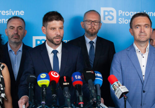 Zmrazenie eurofondov bude podľa opozície hanba a katastrofa, Šimečka hovorí o dôsledku Ficovej vlády