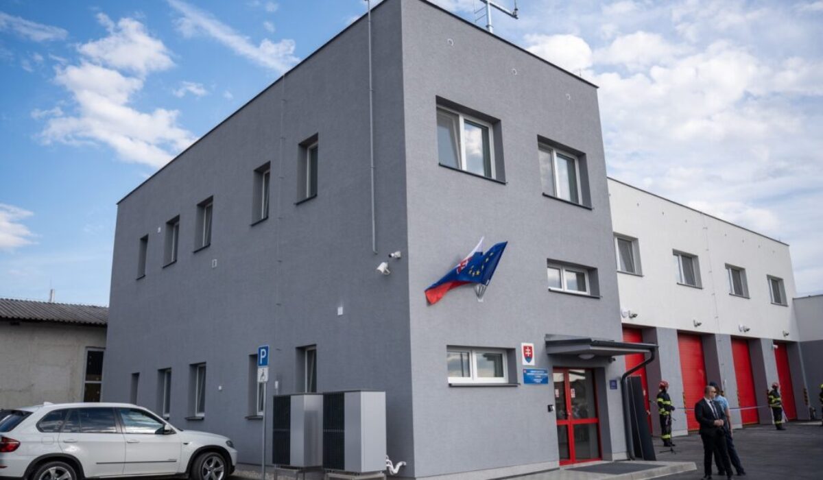 Minister vnútra Šutaj Eštok odovzdal v Poltári do užívania novú hasičskú stanicu