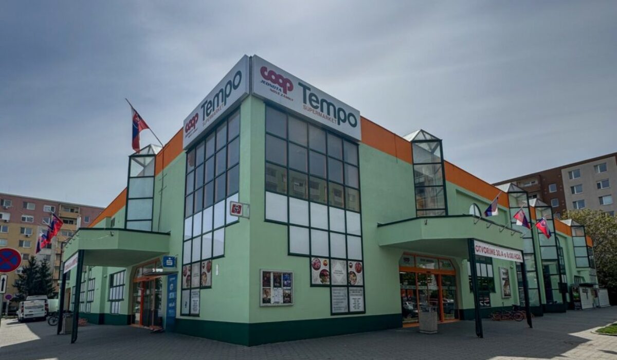 37890_predajnatempo-supermarket-na-ulici-janka-krala-v-novych-zamkoch-scaled.jpeg COOP Jednota otvorila po modernizácii predajňu Tempo v Nových Zámkoch