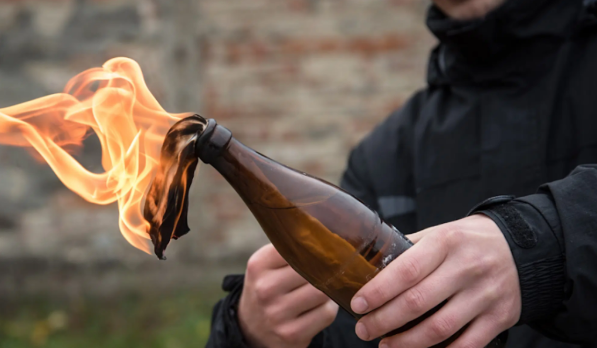 Nočný útok v Prahe: Muž hádzal Molotovove koktaily na Ruský dom