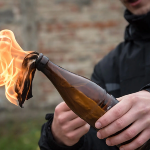 Nočný útok v Prahe: Muž hádzal Molotovove koktaily na Ruský dom