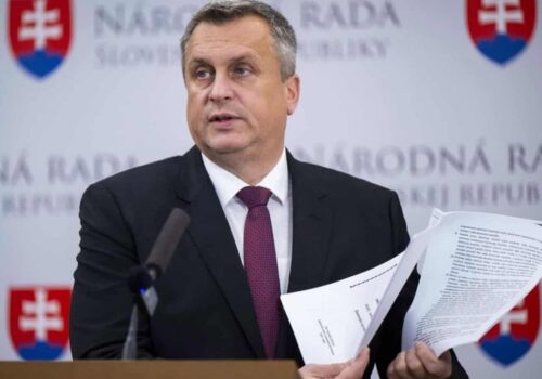 Vďaka SNS zostane viac peňazí rodičom, študentom, dôchodcom aj športovcom