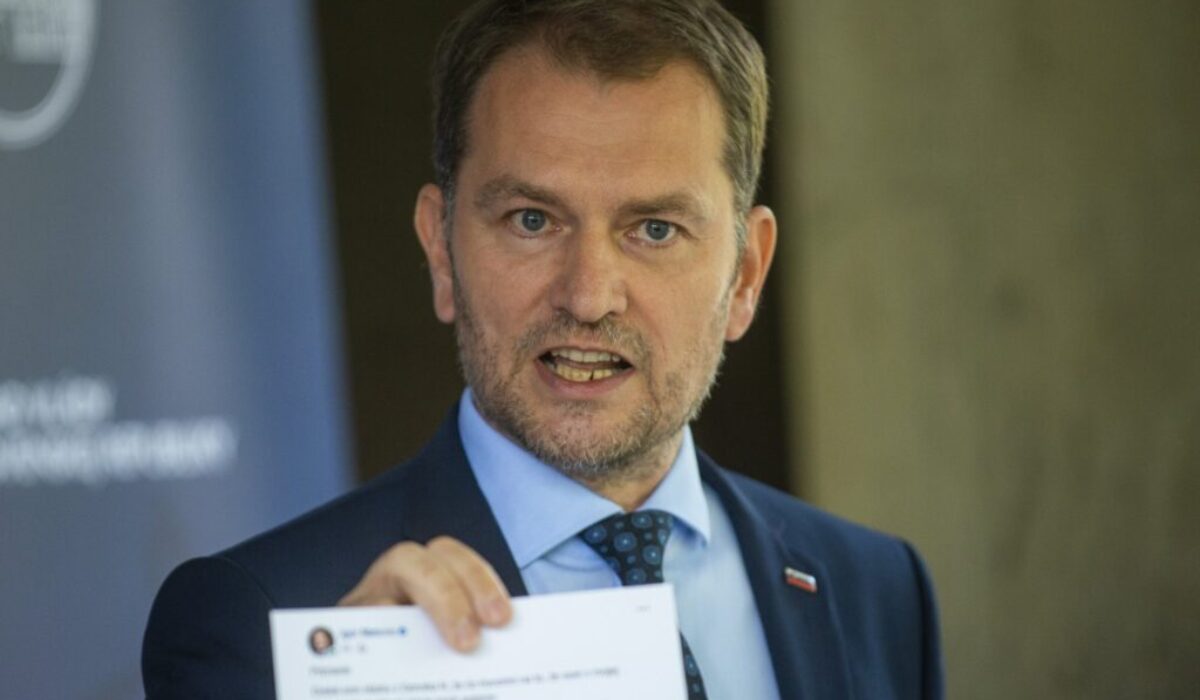 Matovič opäť rozbalil show: keksík v parlamente, drogy vo vzduchu a „záchrana demokracie“ v priamom prenose